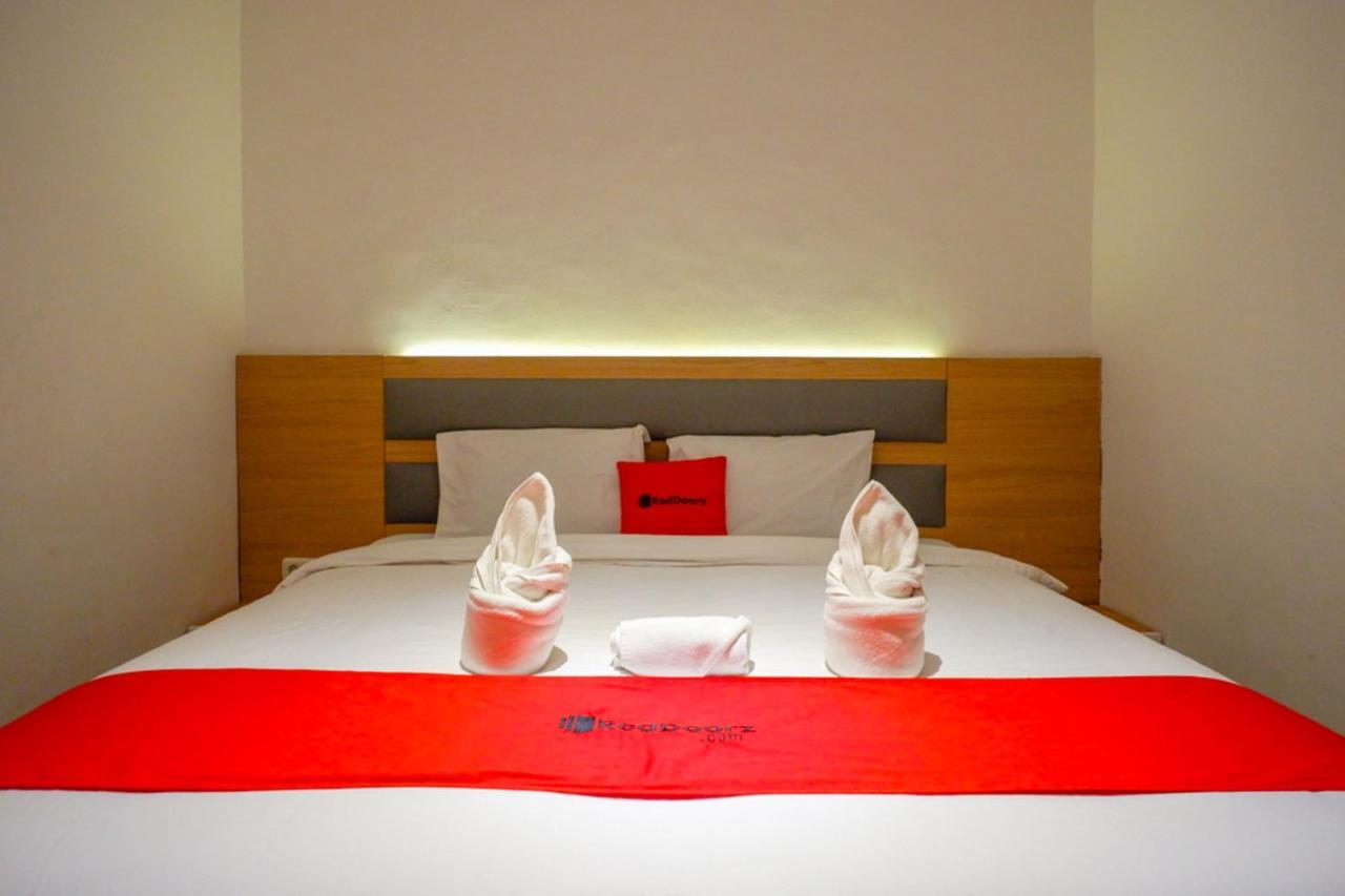 Reddoorz Plus @ Losari Makassar Exterior photo