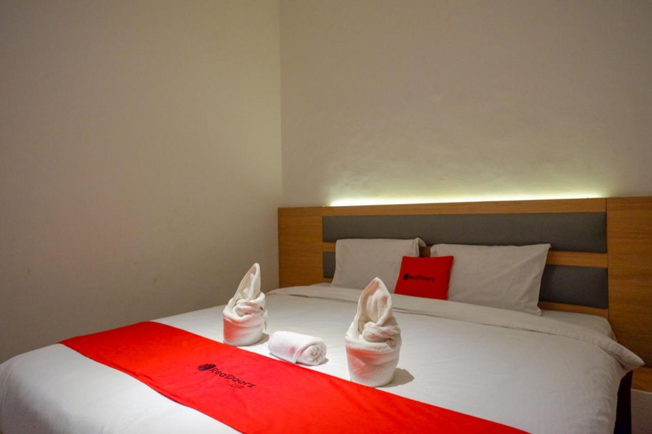 Reddoorz Plus @ Losari Makassar Exterior photo