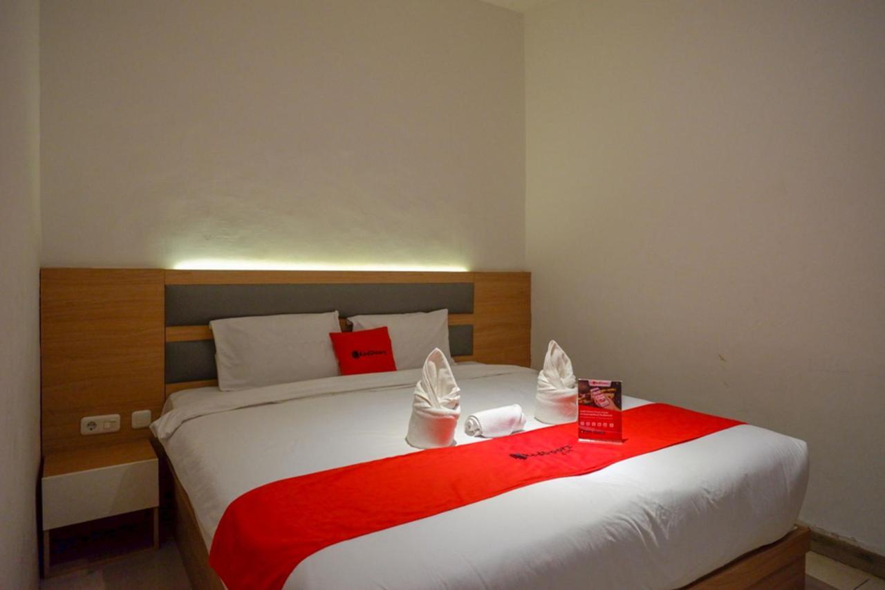 Reddoorz Plus @ Losari Makassar Exterior photo