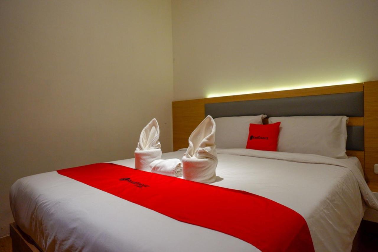 Reddoorz Plus @ Losari Makassar Exterior photo