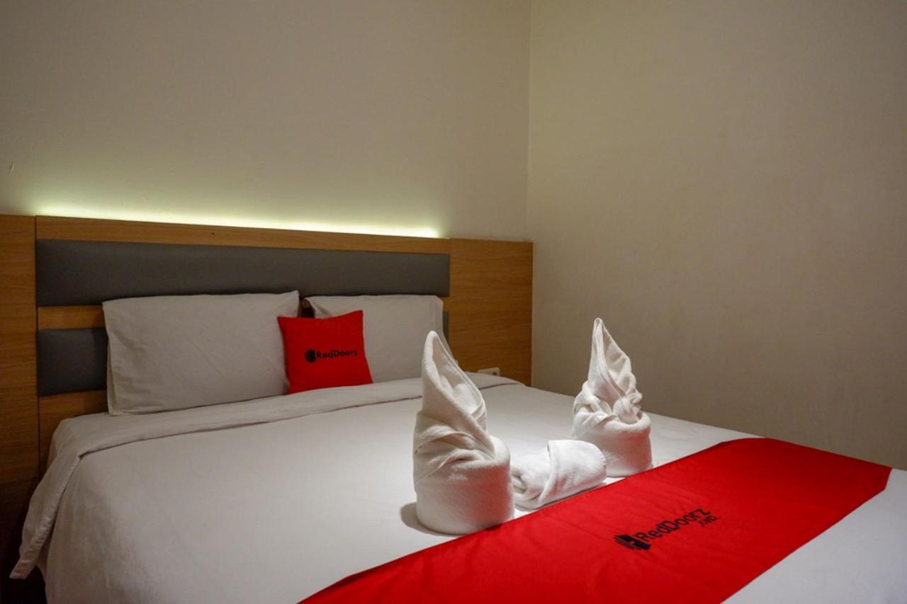 Reddoorz Plus @ Losari Makassar Exterior photo