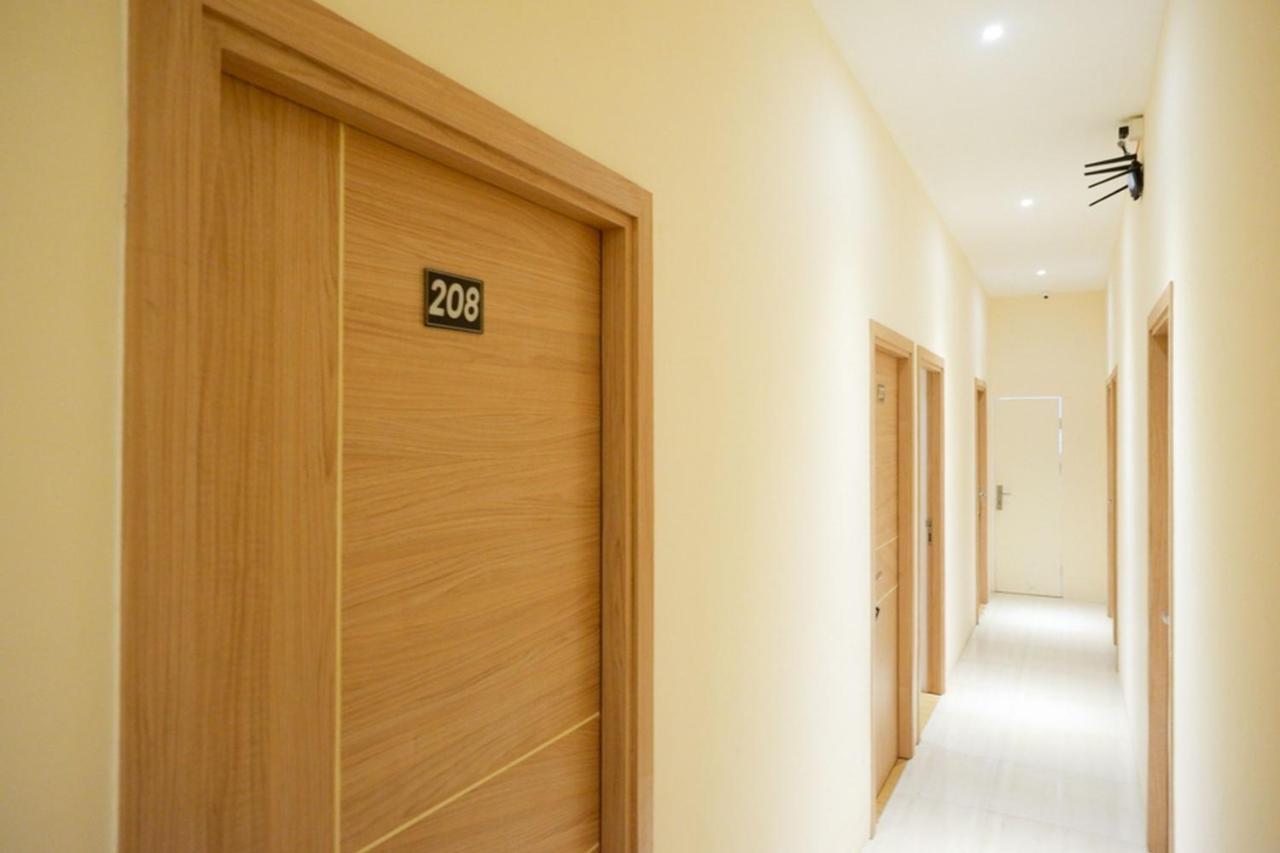 Reddoorz Plus @ Losari Makassar Exterior photo