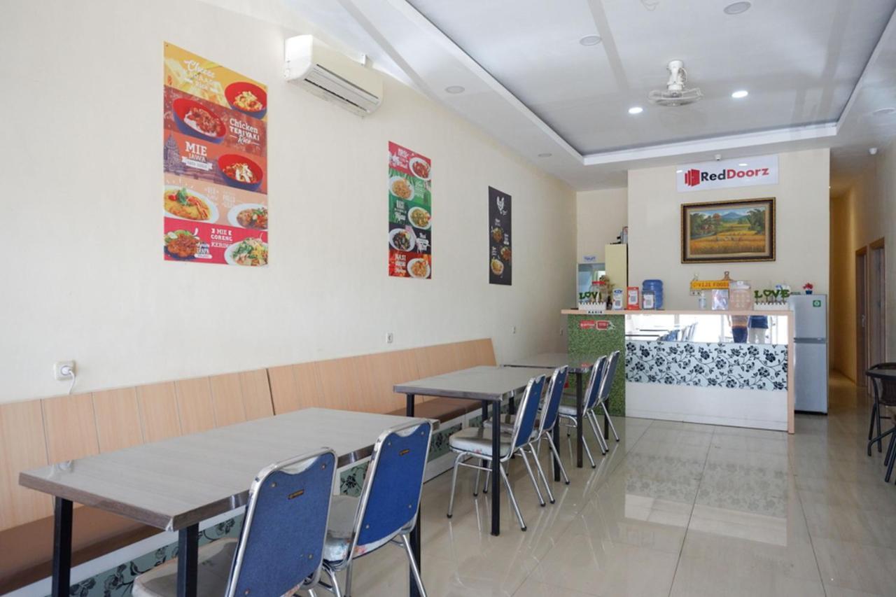 Reddoorz Plus @ Losari Makassar Exterior photo
