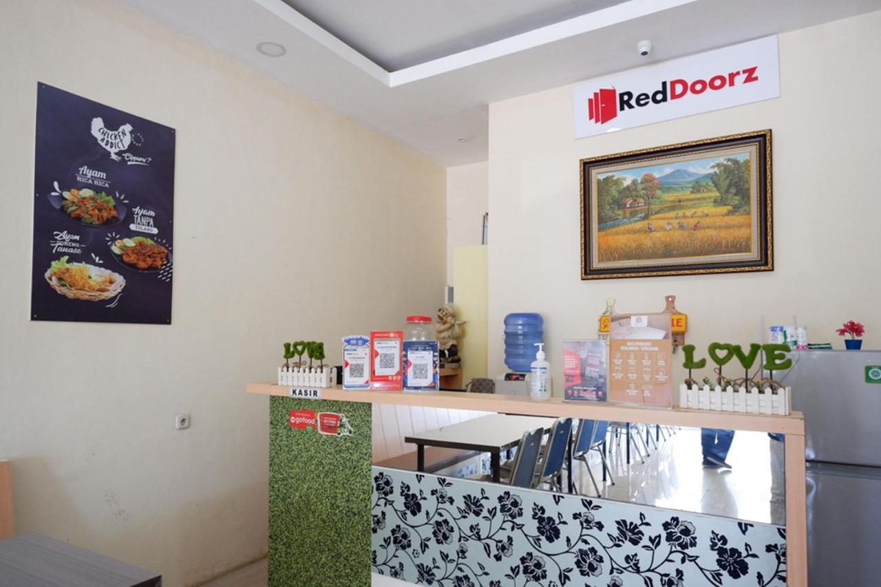 Reddoorz Plus @ Losari Makassar Exterior photo